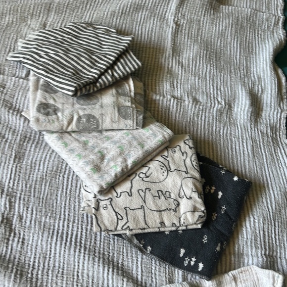 Lot of Muslin swaddle blankets and crib sheets - Picture 2 of 5